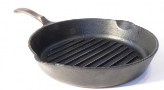 How to clean burnt pan
