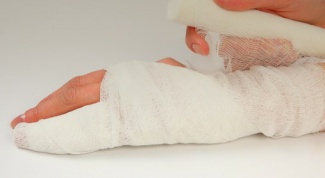How to bandage a hand