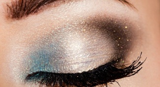 How to apply glitter on eyes