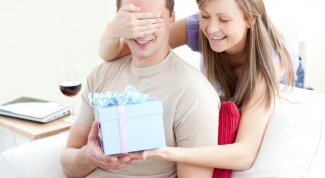 Как оригинально подарить подарок мужчине