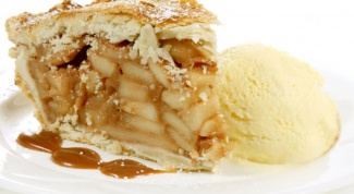 Как сделать яблочный пирог с мороженым и карамелью