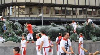 Зачем испанцы участвуют в забегах с быками 