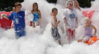 How to throw a foam party