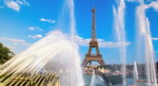 Почему в Париже запретили загорать топлес
