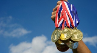 Какая страна чаще всех лидировала по количеству олимпийских медалей