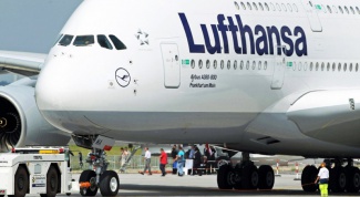 Почему бастуют бортпроводники Lufthansa