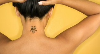 Риски татуировки на шее для девушек 