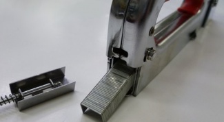 How to insert the staples into the stapler