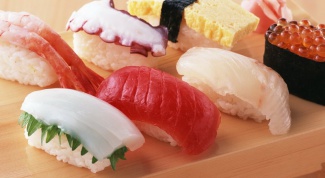 Как правильно едят суши