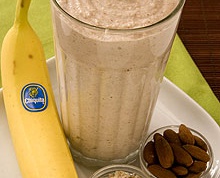 Здоровый завтрак – банановый йогурт с миндалем и овсяными хлопьями!