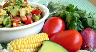 Мексиканский салат с кориандром и орехом макадамия