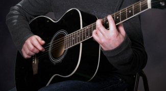 Как научиться играть на гитаре песни