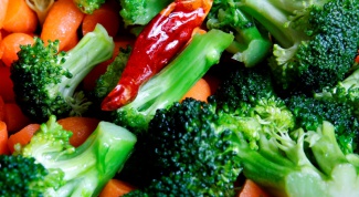Витаминный салат для похудения из брокколи с овощами