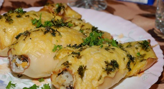 Кальмар, фаршированный курицей с грибами и сыром