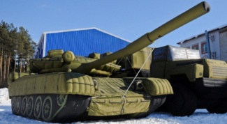 Зачем российским военным надувные макеты военной техники?