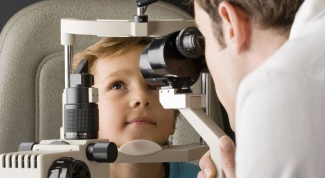 Optometrist differs from an ophthalmologist