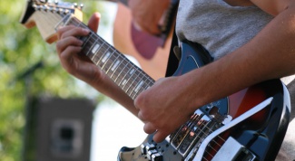 What distinguishes the guitar from left-handed guitars