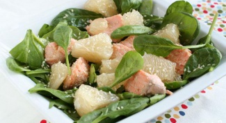 Тайский салат из соленого лосося и помело