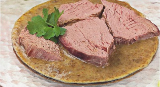 Отварное мясо под шпинатным соусом