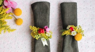 Как украсить салфетки живыми цветами на праздник 