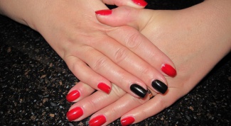 Why two nails painted a different color