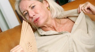 At what age starts menopause