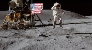 Если космонавт сильно подпрыгнет на Луне, что с ним будет