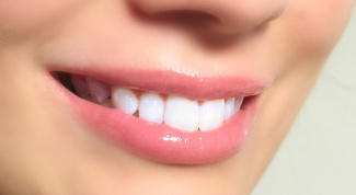 Почему желтеет зубная эмаль