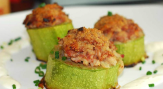 How to cook baked zucchini with minced meat 
