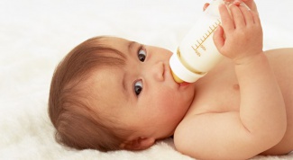 Кормить ли ребенка сцеженным грудным молоком