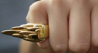 Who wears a ring on little finger
