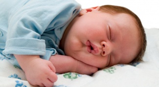 Можно ли ребенку спать на боку
