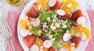 Как приготовить оригинальный салат с апельсинами, клубникой и редисом