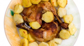 How to bake potatoes with chicken in the slow cooker