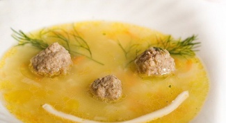 Rice soup with meatballs