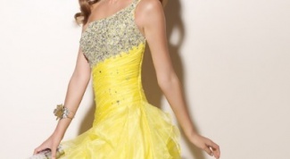 Вечернее платье желтого цвета