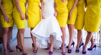 What kind of shoes suitable to the yellow dress