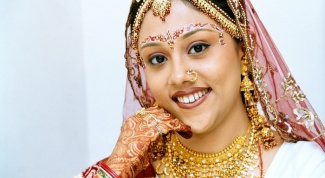 Why do Indian brides paint henna different pictures on hands