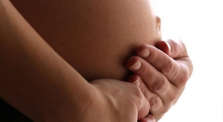 Почему у беременных появляется полоска на животе