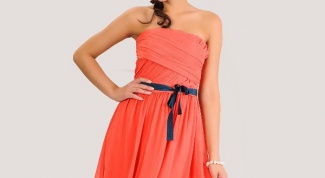 What makeup will suit coral dress