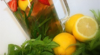 Лимонад с мятой, клубникой и тархуном