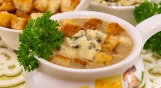 Суп с грибами, сухариками и сыром