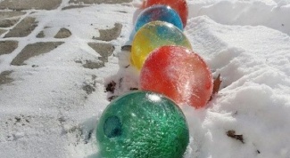 Ледяные шары: эффектное новогоднее украшение