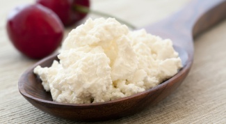 The curd of sour milk in a slow cooker