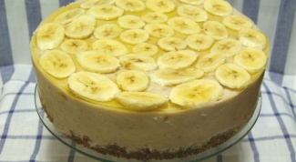 How to decorate a cake with bananas