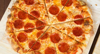Тонкая сырная пицца с пепперони