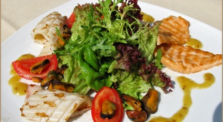 Салат из маринованных морепродуктов