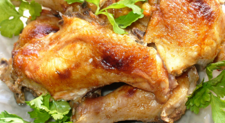 Как запечь курицу в фольге в духовке