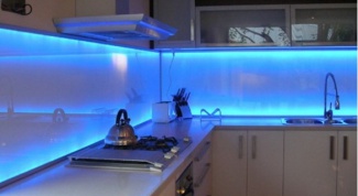 Шкафы с подсветкой на кухню