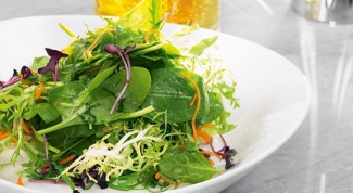 Салат из шпината, щавеля и водорослей